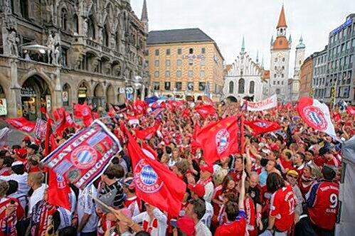 Jubelnde Bayern-Fans auf dem Marienplatz - auch am Sonntag?