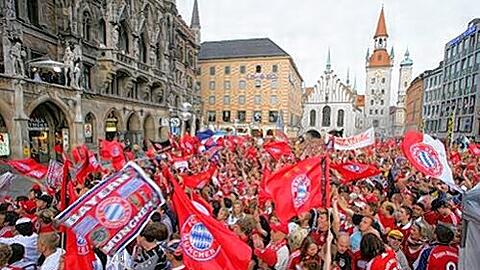 Jubelnde Bayern-Fans auf dem Marienplatz - auch am Sonntag?