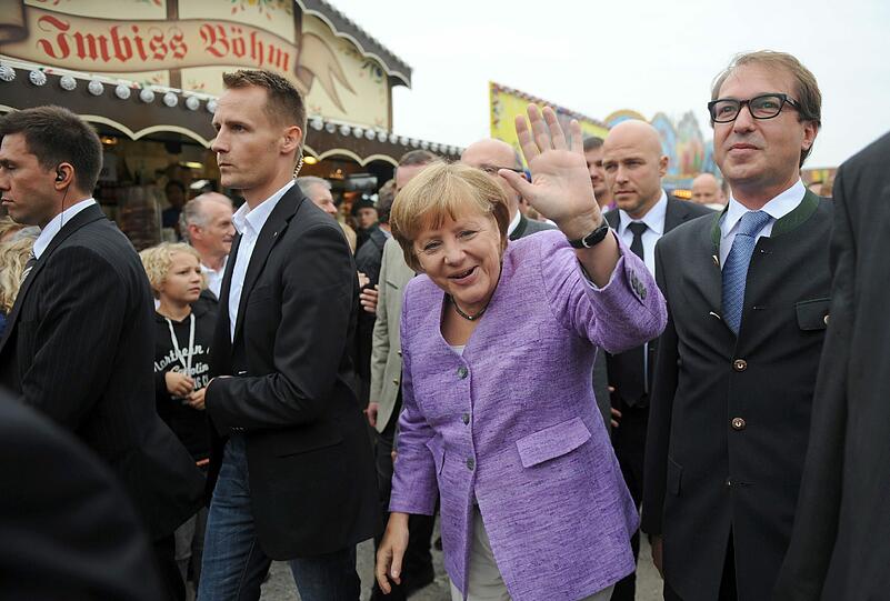 Oans, zwoa, gsuffa. Auf dem Gillamooser Volksfest pflegt Angela Merkel bayerische Gewohnheiten.