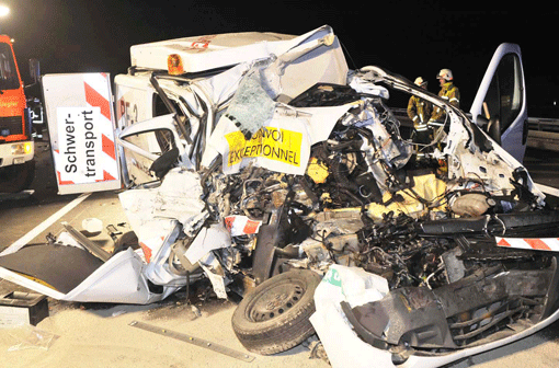 Aus diesem Unfallwrack konnten die zwei Verletzten lebend geborgen werden.