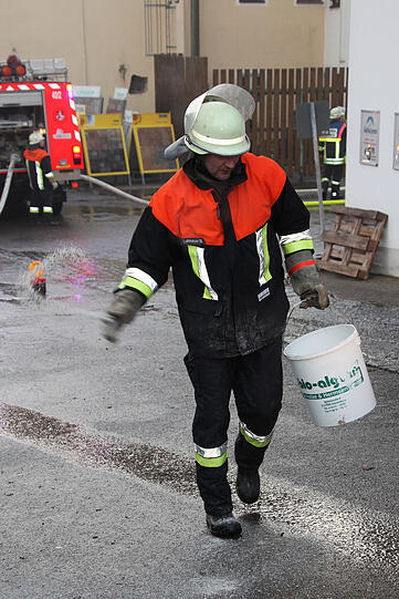 Brand in einer Lagerhalle in St. Wolfgang. Wir haben die Bilder...
