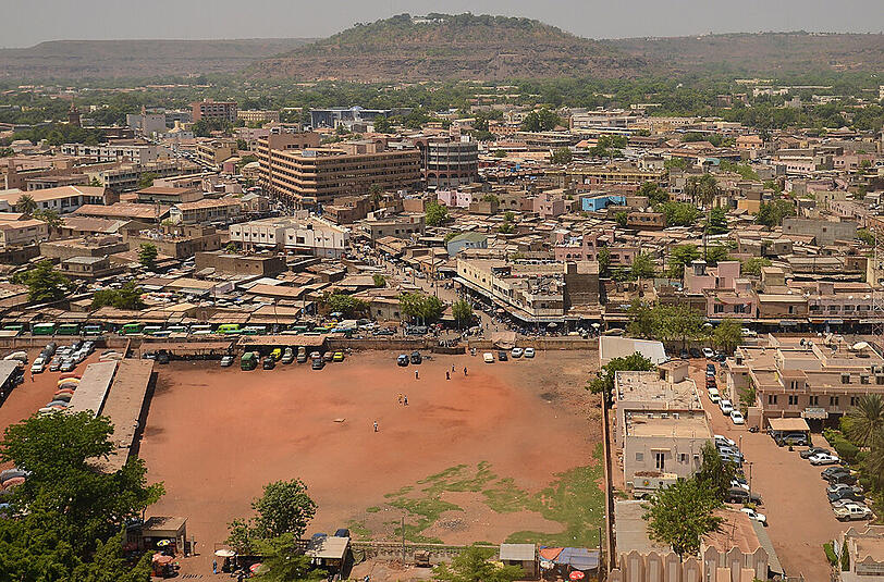 Blick über Bamako in Mali. Zwei bewaffnete Männer haben am Freitag das Luxushotel Radisson überfallen und 170 Menschen als Geiseln genommen.