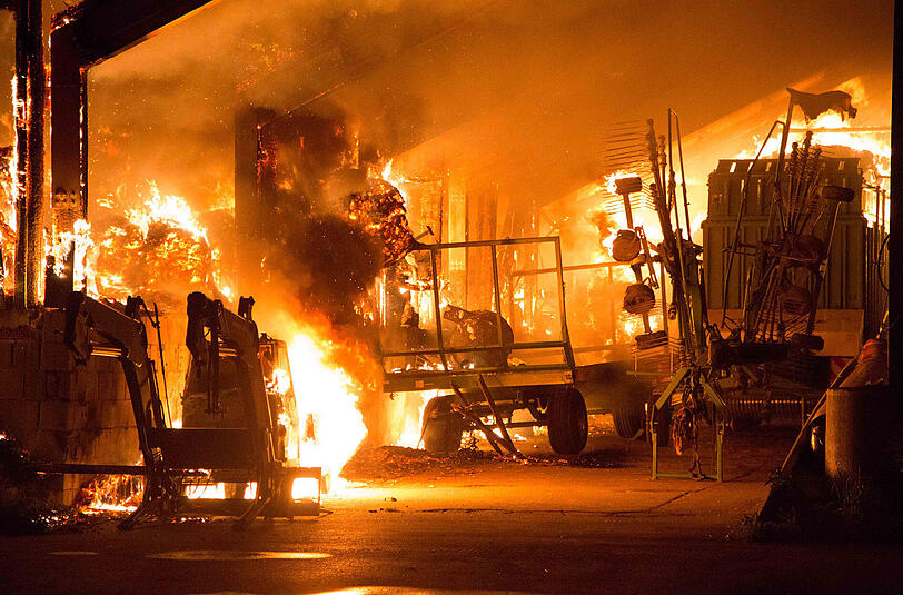 Die Bilder vom Feuerwehreinsatz beim Großbrand der Lagerhalle in Fridolfing.