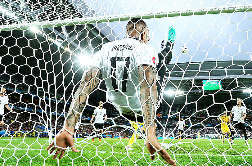 DIE RETTUNGSTAT VON JEROME BOATENG Wie der Abwehrchef im Rückwärtsfallen ein Eigentor verhinderte, sogleich mit dem Steiß auf die Torbefestigung krachte - wunderbar. Die Szene wurde zum Social-Media-Phänomen.