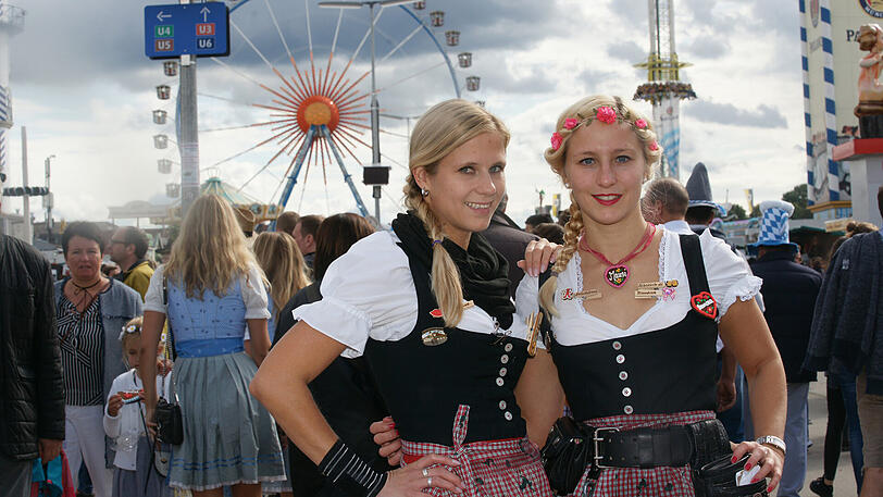 Das Wetter spielt mit, noch ist das Gelände nicht überfüllt: Judith und Ramona freuen sich auf ihren Wiesn-Besuch.