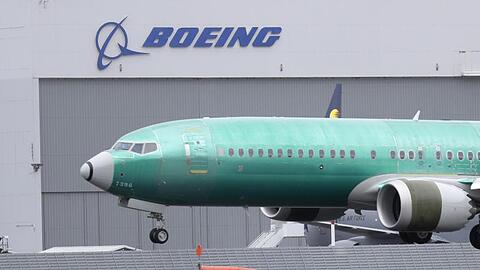 Eine Boeing 737 MAX 8 landet nach einem Testflug auf dem Boeing Field. Boeing startet sein Entschädigungsprogramm für Angehörige der Opfer der Flugzeugabstürze in Indonesien und Äthiopien.