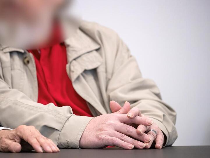 Ein wegen Mordes angeklagter Mann sitzt vor Prozessbeginn im Sitzungssaal im Landgericht Nürnberg-Fürth. Foto: Daniel Karmann/dpa/Archivbild