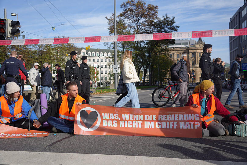Am Donnerstagvormittag haben sich Klimaaktivisten der "Letzten Generation" am Karlsplatz auf der Straße festgeklebt.