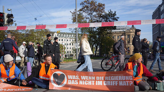 Am Donnerstagvormittag haben sich Klimaaktivisten der "Letzten Generation" am Karlsplatz auf der Straße festgeklebt.