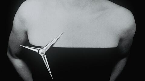 Im Designmuseum der Pinakothek der Moderne sind Werke von Therese Hilpert zu sehen: Die Brosche "Stern" könte dabei an heutige Windräder erinnern, stammt aber schon von 1985.