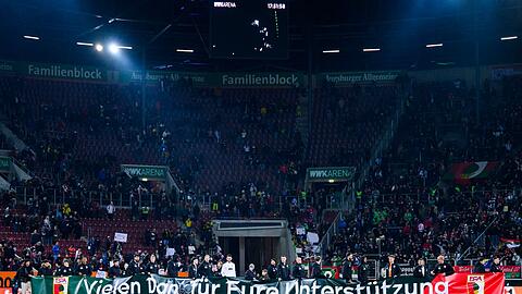 Die Spieler des FC Augsburg bedanken sich nach dem Spiel bei den Fans für die Unterstützung im vergangenen Jahr.