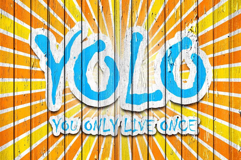 "YOLO - You Only Live Once" (auf deutsch: Man lebt nur einmal") wurde 2012 zum Jugendwort des Jahres gew&auml;hlt. Zwischenzeitlich war der Begriff "cringe" - siehe 2021 - und steht 2024 nun wieder zur Wahl. Ein echter Dauerbrenner.