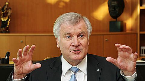 Seehofer: &bdquo;Und im Nichtraucherschutz wäre es jetzt die sauberste Lösung, wenn die Bevölkerung über den Inhalt des Gesetzes entscheidet&ldquo;.