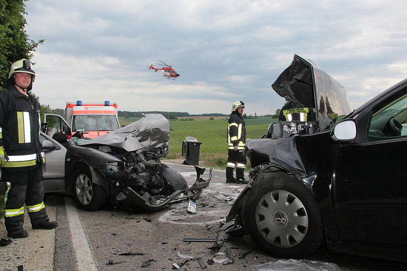 Frontalzusammenstoß: Ein VW und ein Seat krachen im Landkreis Landshut zusammen. Drei Menschen werden verletzt, zwei davon schwer.