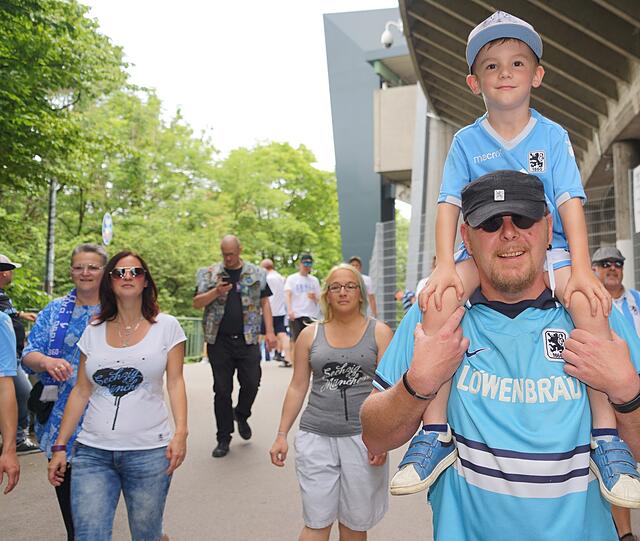 Giesing ist am Sonntag blau - die Fanbilder vor dem Spiel gegen Saarbrücken.