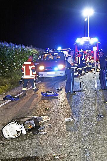 Der Rollerfahrer erlag trotz eingeleiteter Reanimationsmaßnahmen noch am Unfallort seinen schweren Verletzungen. Der Fahrer des ebenfalls beteiligten Pkw fuhr davon.