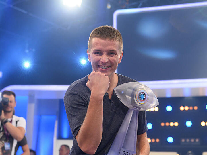 Über den Pokal freut sich Aaron Troschke fast mehr als über das Geld