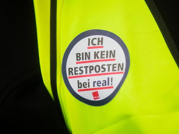 Mitarbeiter der Supermarktkette Real demonstrieren vor der Metro-Hauptversammlung.