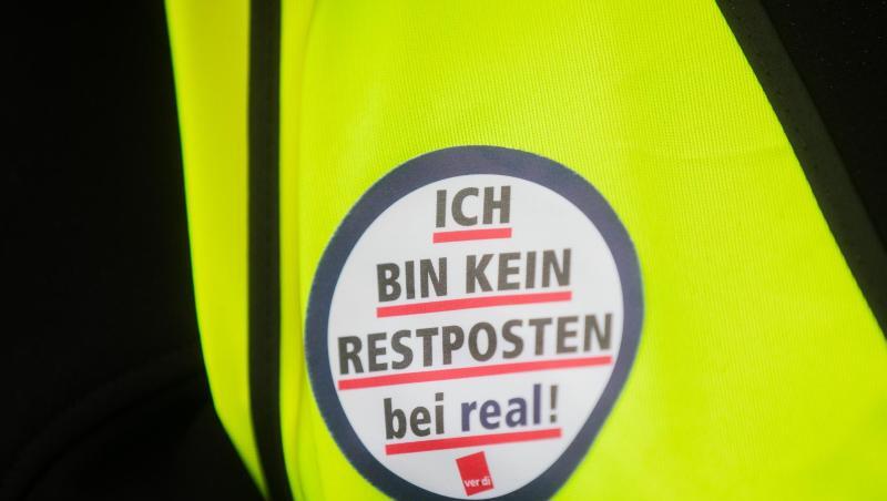 Mitarbeiter der Supermarktkette Real demonstrieren vor der Metro-Hauptversammlung. Mitarbeiter der Supermarktkette Real demonstrieren vor der Metro-Hauptversammlung.
