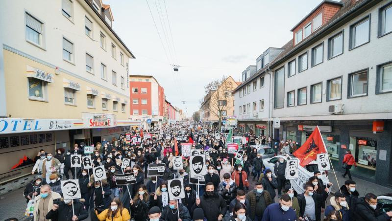 Ein Bündnis Hanauer Jugendorganisationen unter dem Motto "Kein Vergeben - Kein Vergessen - Gemeinsam gegen Rassismus" demonstriert auf dem Marktplatz am Brüder Grimm-Denkmal.
