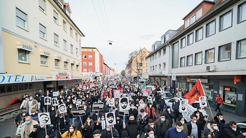 Ein Bündnis Hanauer Jugendorganisationen unter dem Motto "Kein Vergeben - Kein Vergessen - Gemeinsam gegen Rassismus" demonstriert auf dem Marktplatz am Brüder Grimm-Denkmal.