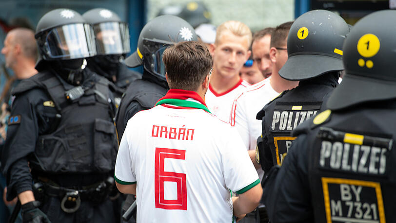 Ein ungarischer Fan bahnt sich den Weg durch Polizisten am Wiener Platz. Ein ungarischer Fan bahnt sich den Weg durch Polizisten am Wiener Platz.
