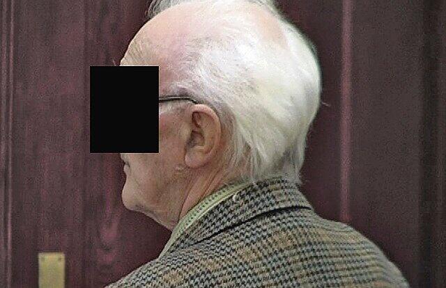 Er soll seine eigene Tochter und das Enkelkind sexuell missbraucht haben: Rentner Erich B. (80) vor dem Bayreuther Landgericht. Foto: Oberfranken-TV