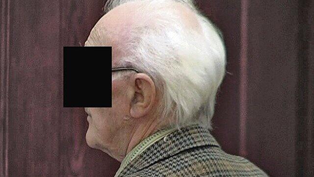 Er soll seine eigene Tochter und das Enkelkind sexuell missbraucht haben: Rentner Erich B. (80) vor dem Bayreuther Landgericht. Foto: Oberfranken-TV Er soll seine eigene Tochter und das Enkelkind sexuell missbraucht haben: Rentner Erich B. (80) vor dem Bayreuther Landgericht. Foto: Oberfranken-TV