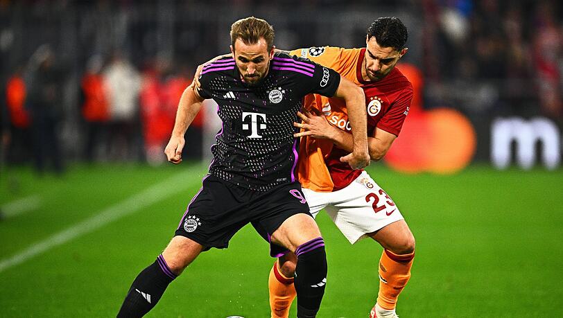 Bayern Münchens Harry Kane (l) und Galatasarays Kaan Ayhan kämpfen um den Ball.