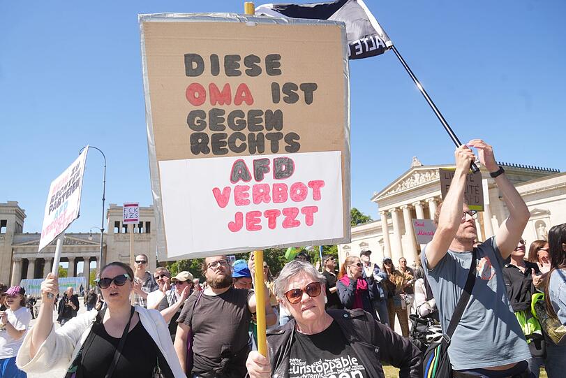 Tausende kamen zur Demo für ein AfD-Verbot auf dem Königsplatz. Lorraine (70)  Oma gegen Rechts bezieht Stellung gegenüber AZ.