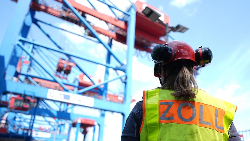 Zollkontrolle: Schwarzarbeit und Einnahmen aus illegalen Kan&auml;len nehmen zu. (Archivbild)