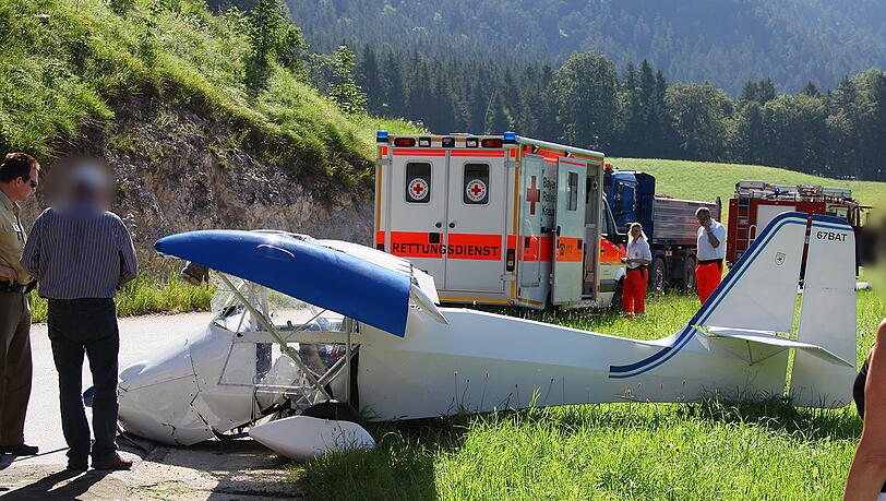 Ein notgelandetes Ultraleichtflugzeug liegt am Dienstag am Boden neben der Bundesstraße 20 bei Winkl im Landkreis Berchtesgaden. Der 59-jährige Pilot mußte am Morgen nach einem Triebwerksausfall notlanden - er und sein Fluggast kamen nach ersten Angaben des Rettungsdienstes nahezu unverletzt davon. Ein notgelandetes Ultraleichtflugzeug liegt am Dienstag am Boden neben der Bundesstraße 20 bei Winkl im Landkreis Berchtesgaden. Der 59-jährige Pilot mußte am Morgen nach einem Triebwerksausfall notlanden - er und sein Fluggast kamen nach ersten Angaben des Rettungsdienstes nahezu unverletzt davon.