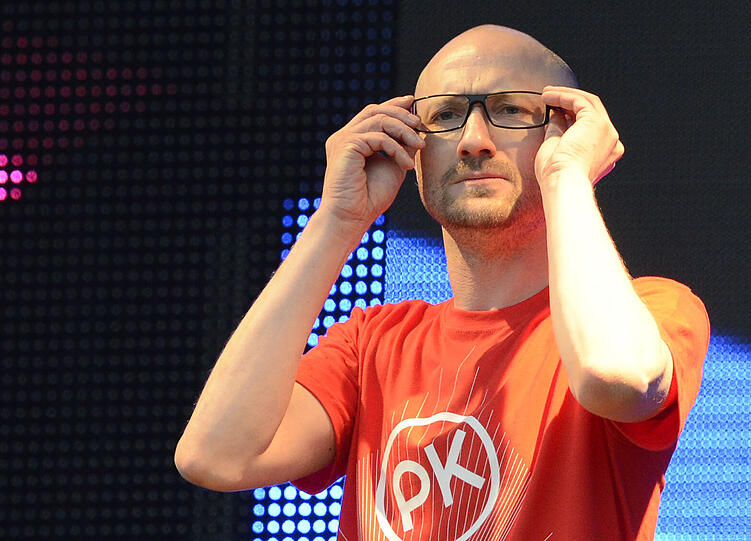 Wolkenbruch und Matsch statt "sky" und "sand" - trotzdem feiern am Sonntag 20.000 Fans den Berliner DJ Paul Kalkbrenner am Königsplatz.
