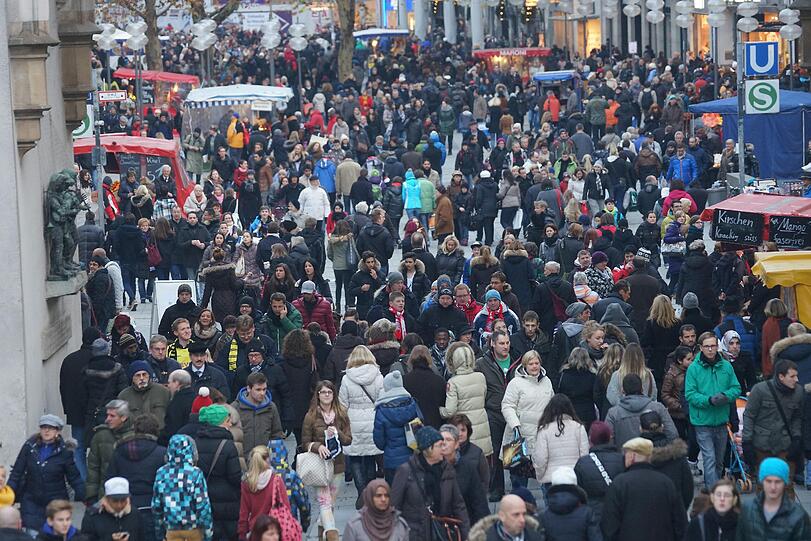 Weichnachtlicher Geschenkswahnsinn: am ersten Adventsamstag ist das Weihnachtsgeschäft wieder gestartet. Die Bilder vom Einkaufstrubel in der Münchner Innenstadt.