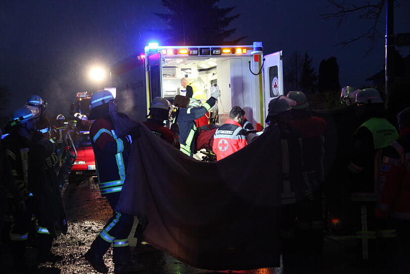 In Forstinning wurde eine Frau angefahren und schwer verletzt - Bilder von der Unfallstelle