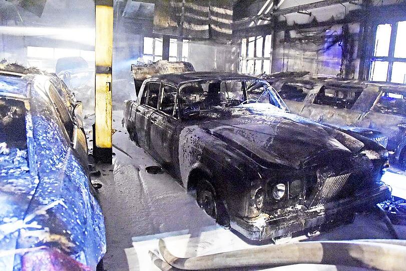 Bei einem Großbrand in einer Luxusautowerkstatt entstand erheblicher Sachschaden.