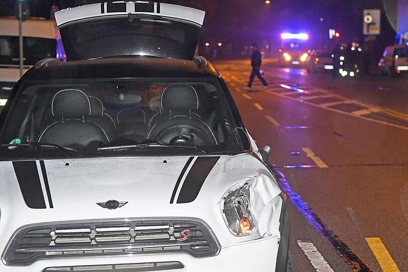 Bilder vom Unfallort am Mittwochabend: Eine Frau starb kurze Zeit nach dem Zusammenstoß, die andere schwebt weiterhin in Lebensgefahr.