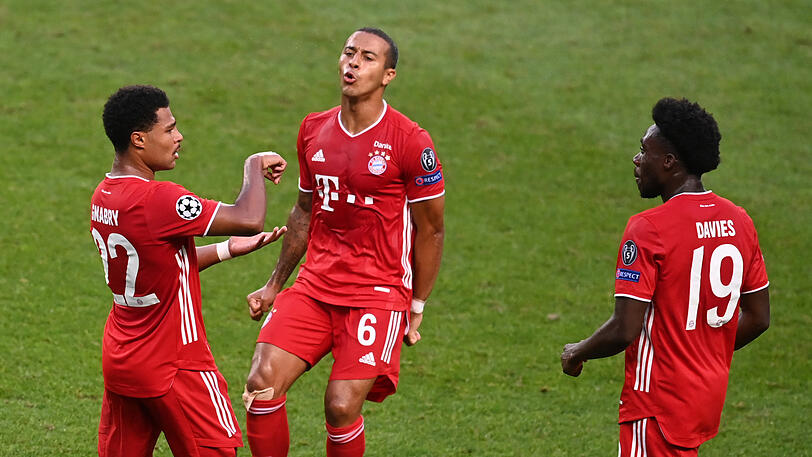Die Bayern um Serge Gnabry (l.), Thiago (m.) und Alphonso Davies stehen im Champions-League-Finale und starten deswegen etwas später in die neue Bundesliga-Saison.