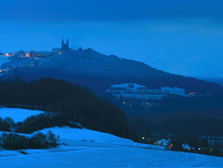 Die mit Schnee bedeckte Landschaft rund um das Kloster Banz. Foto: Nicolas Armer/dpa