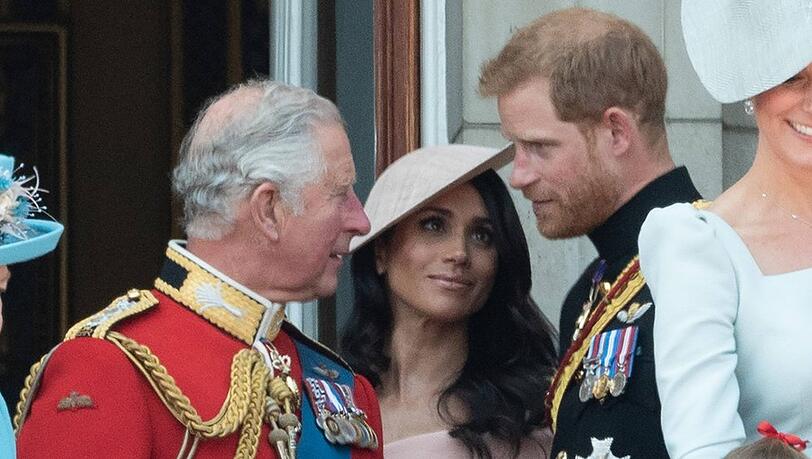König Charles III. (li.) und Meghan sollen sich Briefe geschrieben haben.