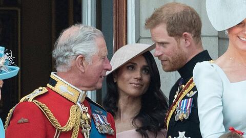 König Charles III. (li.) und Meghan sollen sich Briefe geschrieben haben.