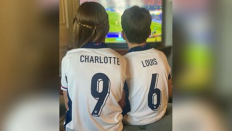 Prinzessin Charlotte und Prinz Louis sahen das EM-Finale in eigenen Trikots vor dem TV.