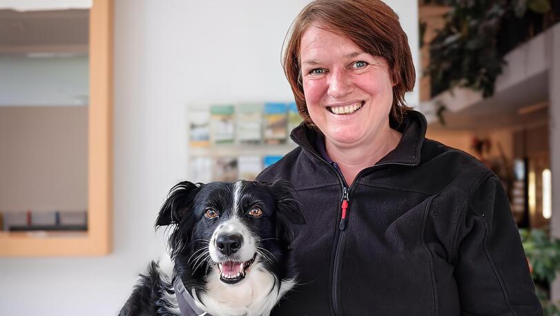 Eva Natzer mit Hündin Sunny im Katzenhaus. Die Tierheimleiterin nahm sie auf, nachdem der Vorbesitzer überfordert war – ein Beispiel für viele Geschichten, die im Tierheim ihren Anfang nehmen.