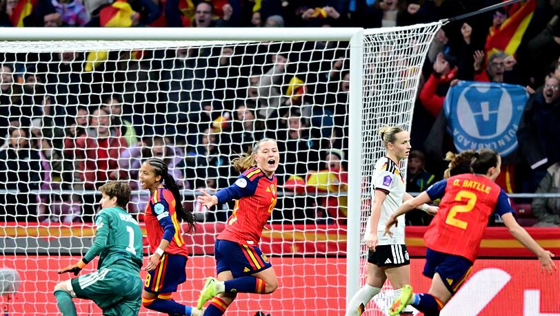 Klare Verhältnisse in Madrid: Doppeltorschützin Pina darf jubeln, Torhüterin Berger ist geschlagen.