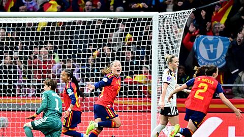 Klare Verhältnisse in Madrid: Doppeltorschützin Pina darf jubeln, Torhüterin Berger ist geschlagen.