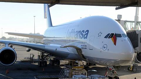 Der Airbus A380 mit der DFB-Auswahl ist in Johannesburg gelandet.