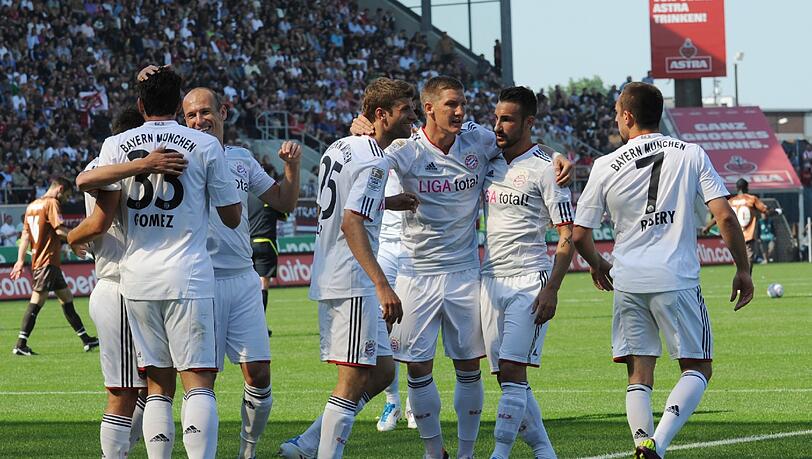 Mit 8:1 Toren schossen die Bayern St. Pauli endgültig in die 2. Bundesliga hinab. Mit 8:1 Toren schossen die Bayern St. Pauli endgültig in die 2. Bundesliga hinab.