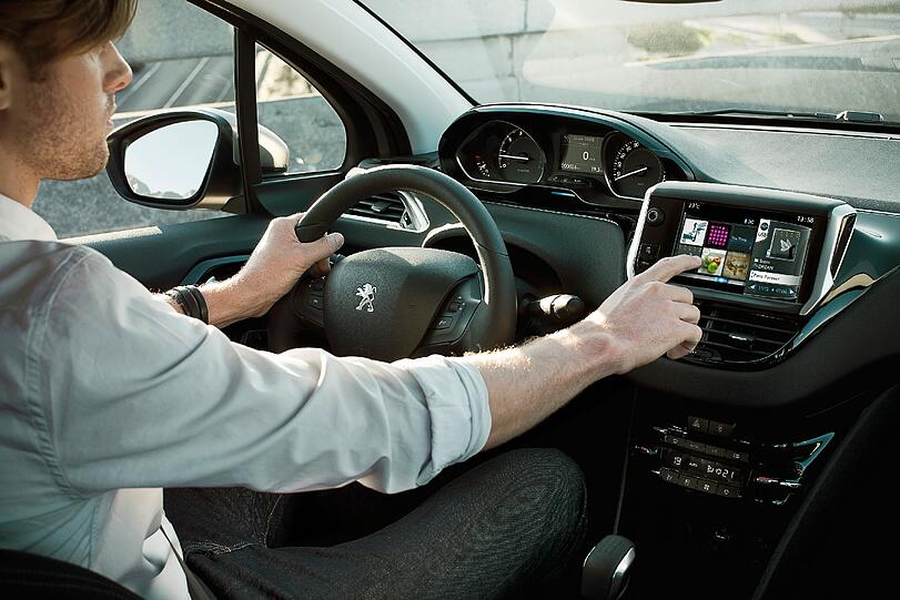 Innendrin bietet Peugeot einen Touchscreen mit Entertainment-Apps.