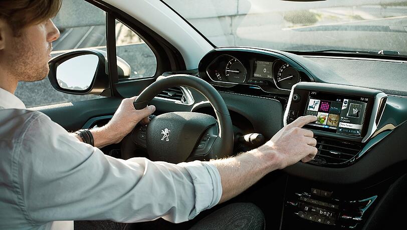 Innendrin bietet Peugeot einen Touchscreen mit Entertainment-Apps. Innendrin bietet Peugeot einen Touchscreen mit Entertainment-Apps.