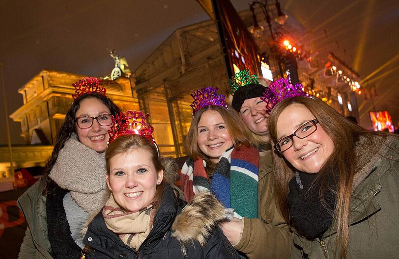 Fünf junge Frauen aus Düsseldorf feiern bei der Silvesterparty am 31.12.2014 am Brandenburger Tor in Berlin.